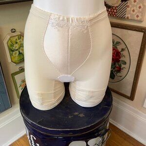 Vintage RealForm Womens Off-White Sky-Hi Shapewear Shorts S/M